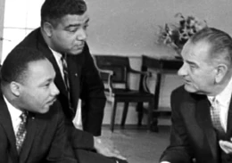 Johnson gehörte zu den Verfechtern der Bürgerrechte, er gab den Afroamerikanern 1963 mit dem Civil Rights Act die volle Gleichberechtigung, Martin Luther King Juli 1961 im Weißen Haus