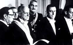 Alessandri en el Cambio de Mando de 1964, entregando la presidencia al DC Eduardo Frei Montalva.