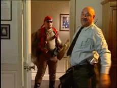 In der neuen Zeitlinie wird General Carville nicht von einem Terroristen ermordet, wie auf dem Bild