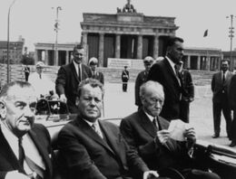 Johnson bei Bürgermeister Willy Brandt in Berlin, 26