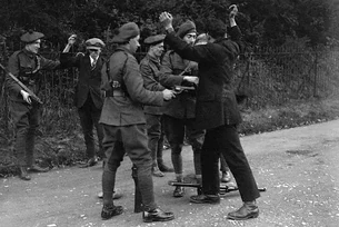 «Чёрно-пегие» обыскивают подозреваемых в связях с ИРА