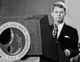 Präsident Kennedy spricht vor der NASA, das 1971 eingeführte Logo der Raumfahrtbehörde ist zu sehen, Houston, Texas 1973