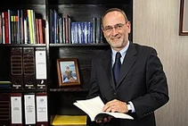 Saffirio en su oficina personal en el Congreso Nacional de Chile, 2010.