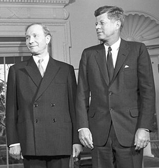 Министр иностранных дел СССР Василий Кузнецов и президент США Джон Кеннеди на переговорах по мирному урегулированию Карибского кризиса