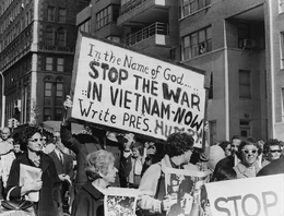 Demonstranten stellen sich gegen den Vietnamkrieg und damit gegen den "Kriegstreiber Humpy" Hubert H