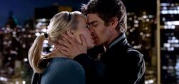 Peter a Gwen Kiss