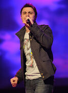 Contestant-kris-allen-performs-live-on-american-idol-feb 003