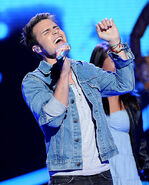 Singer-kris-allen-performs-onstage-at-foxs-american-idol 008