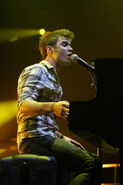 Kris-allen-performs-at-the-american-idols-live-tour-2009 007