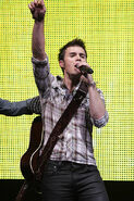 Kris-allen-performs-at-the-american-idols-live-tour-2009 016