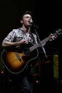 Kris-allen-performs-at-the-american-idols-live-tour-2009 003