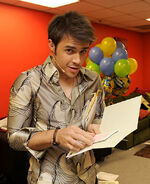 Contestant-kris-allen-is-seen-backstage-at-the-american-idol
