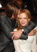 Keith-Urban-and-Nicole-Kidman-at-CMA-awards-Capitol-celebrity-couples-17052231-423-589