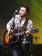 American-idol-winner-kris-allen-performs-during-the-2009 003