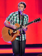 Contestant-kris-allen-performs-live-at-american-idol-march-1