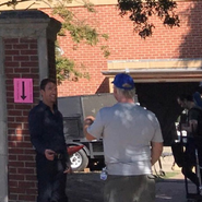 Dylan McDermott am Set