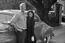 Mena Suvari (Black Dahlia) with the director of the episode, John Scott, in front of the Murder House