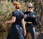 Emma Roberts und Sarah Paulson am Set