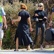 Emma Roberts und Sarah Paulson am Set