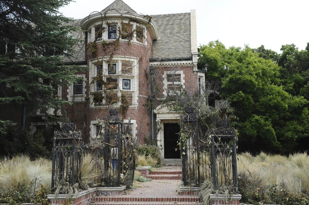 Истории домов убийц. Лос анджелес дом убийца. Американская история ужасов: дом-убийца фильм 2011. Аиу дом убийца. Американская история ужасов дом-убийца.