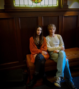 Evan Peters und Taissa Farmiga als Tate Langdon und Violet Harmon