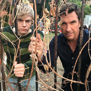 Dylan McDermott und Evan Peters am Set