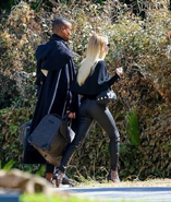 Emma Roberts und Billy Porter am Set