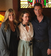 Connie Britton, Sarah Paulson und Dylan McDermott am Set