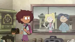 Sasha y Marcy sonríen desde afuera de la ventana de la tienda de segunda mano a Anne, quien está robando la Caja de la Calamidad.