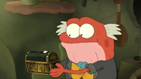 S1E7B-Hop Pop holding the music box.jpg (155 KB)