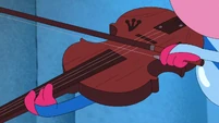 S1E17B-Playing the fiddle.jpg (174 KB)