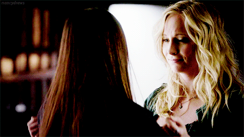 The Vampire Diaries: 8x07 - Josie and Lizzie hug Caroline, Sybil