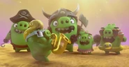Con apariecia de la película, en el trailer de Angry Birds Action! junto a otros cerdos