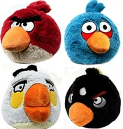 PeluchesAngryBirds-560x589.jpg (90 kB) Red, Matilda, Bomb y uno de los Blues