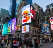 Рекламный щит на Таймс сквер, Нью-Йорк в дневное время