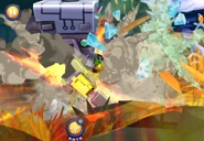 Бьёт кулаком по конструкции