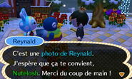 Reynald offrant sa photo au joueur