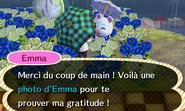 Emma offrant sa photo au joueur