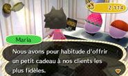 Maria allant offrir un mannequin au joueur.