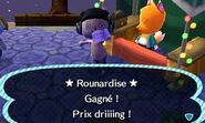 Le joueur ayant gagné avec une rounardise devant le stand de Rounard