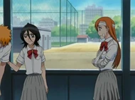 Rukia forces Ichigo to apologize to an injured Orihime.