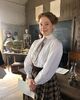 Amybeth McNulty als Anne Shirley Cuthbert und Joanna Douglas als Muriel Stacy