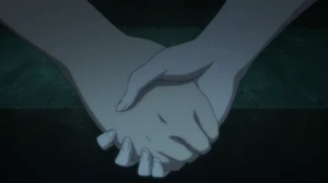 Mei y Kōichi estrechan su mano.