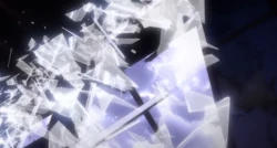 La ventana rompiéndose.