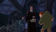Frollo klopft auf Victor.
