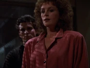 Holly berichtet von einer schwangeren Geisel und bittet um ein Sofa für sie.