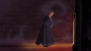 Ein Klopfen reißt Frollo aus seinem Wahn.