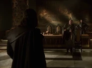 Varys erhebt sich rasch, ...