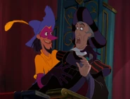 Frollo ist erst erschrocken wegen Clopins plötzlichem Erscheinen ...
