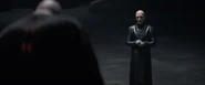 Baron Harkonnen lässt sich von seinem Mentaten Piter Bericht erstatten.